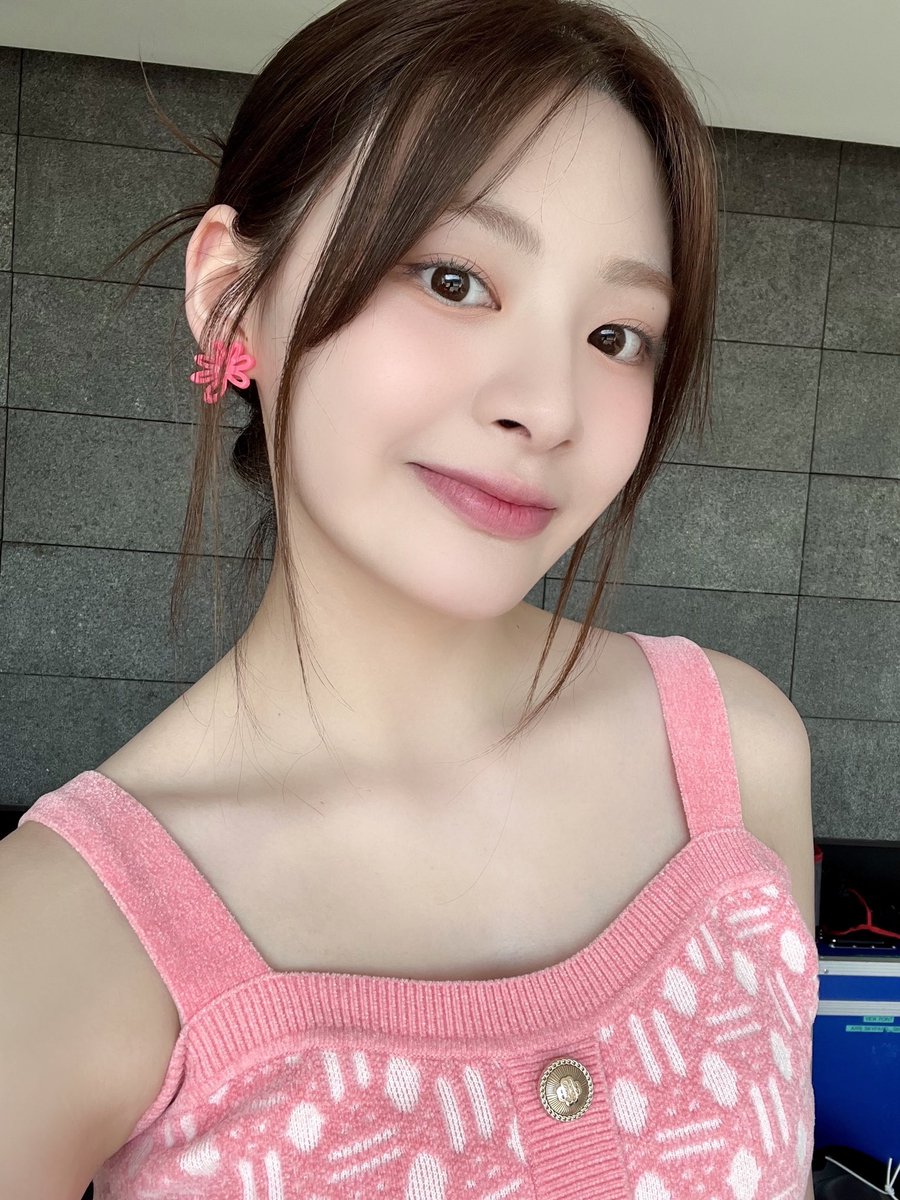 STAYC_official's tweet photo. 🦊💬
데싱디바… 너.. 좀 예쁘다..?🌷

#STAYC #스테이씨 #Seeun #세은 
#데싱디바 https://t.co/nag0tHJuNK