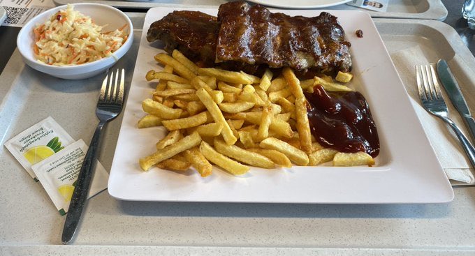 Overnight spare ribs with barbecue sauce, coleslaw and fries at Universität Bielefeld 🇩🇪

💶 8,30€