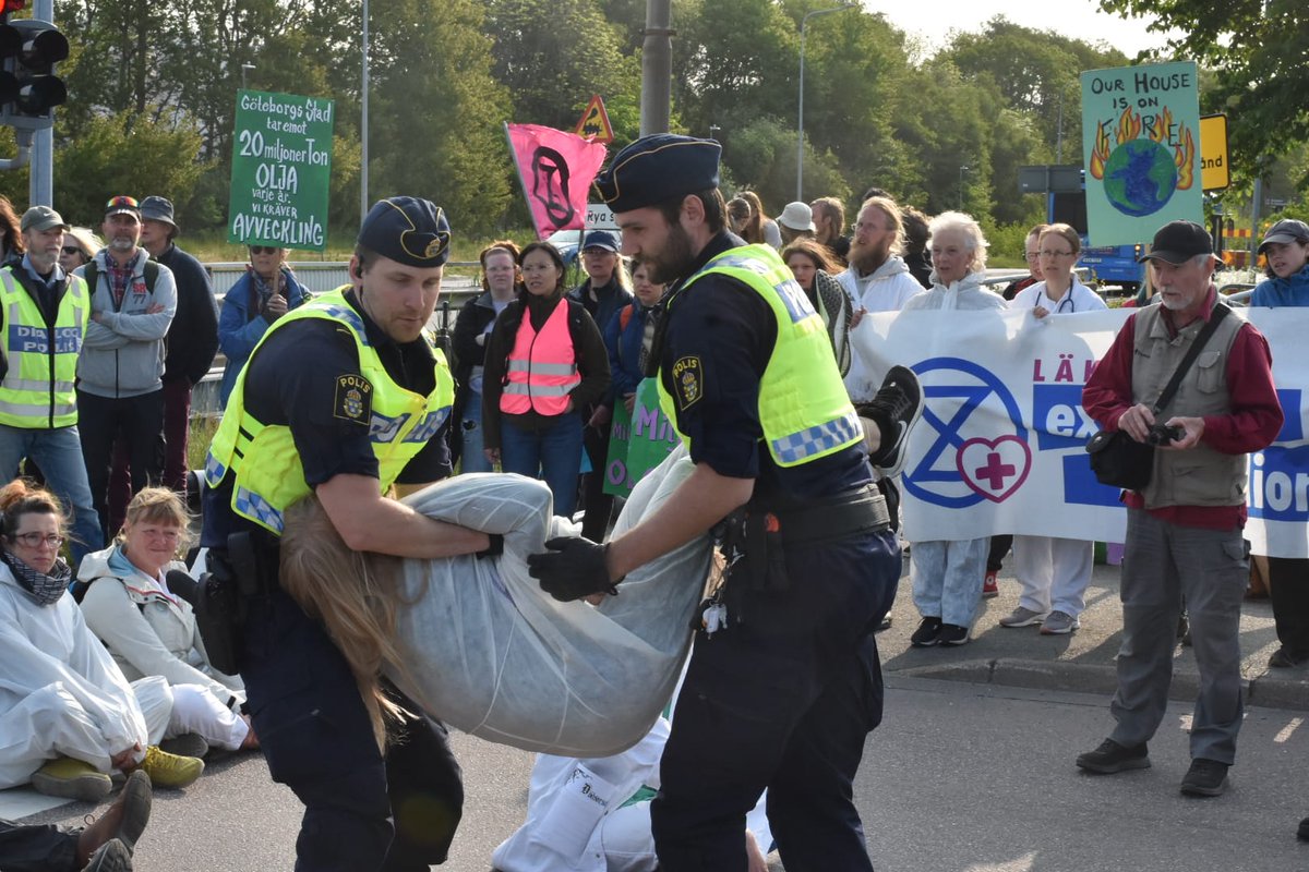 Ännu en dag med dokumentation av antidemokraternas angrepp, den här gången mot Göteborgs Oljehamn. Det börjar bli hög tid för myndigheterna att överväga tvångsvård för återfallsförbrytarna. Många av deltagarna verkar lida av neuropsykiatriska funktionshinder.