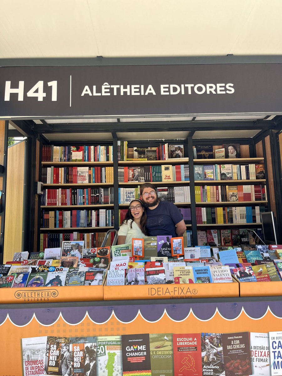 AletheiaEditore's tweet photo. Logo à tarde, na Feira do Livro de Lisboa, com @APincaoLucas e @LiberdadeMais e no domingo com @albertogonc para assinar os primeiríssimos exemplares de “Nenhum turista vai a Tucson”. Estamos a contar com a sua visita no stand H41! https://t.co/dMizVLYwQ2