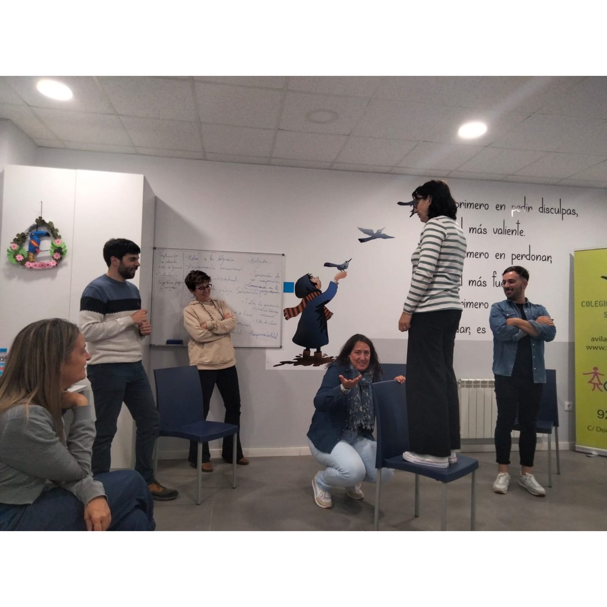 AvilaFaema's tweet photo. Ayer,en el Centro de Día "El Cobijo",tuvo lugar una jornada de formación del Colegio de Trabajo Social de Ávila con Joaquín Olivera,psicólogo y terapeuta de grupos para hablar de la sobrecarga en el trabajo "Síndrome de Burnout" de una manera dinámica y diferente @saludmentalcyl https://t.co/QmDhILuVRt