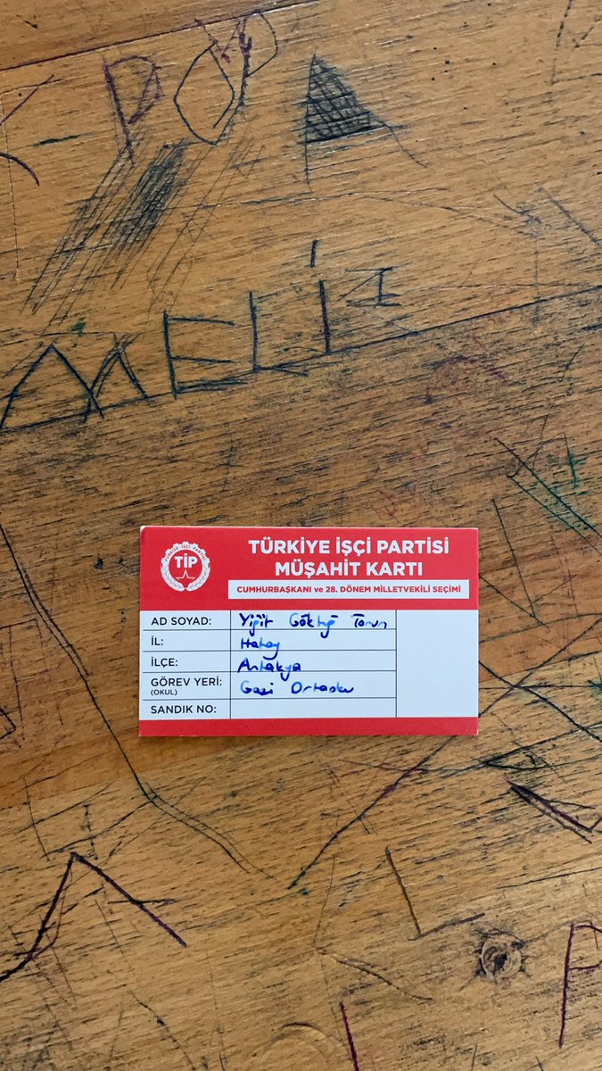 Yanlış bilgi. Oy ve Ötesi müşahiti olunca size bir partiden (parti fark etmeksizin) müşahit kartı sağlanıyor. Direkt parti müşahiti oluyorsunuz. Tek farkı gün sonunda ıslak imzalı tutanakları sisteme yüklemek. Polislerin bırak sizi sokmamayı asıl sınıfa girme hakları bile yok.