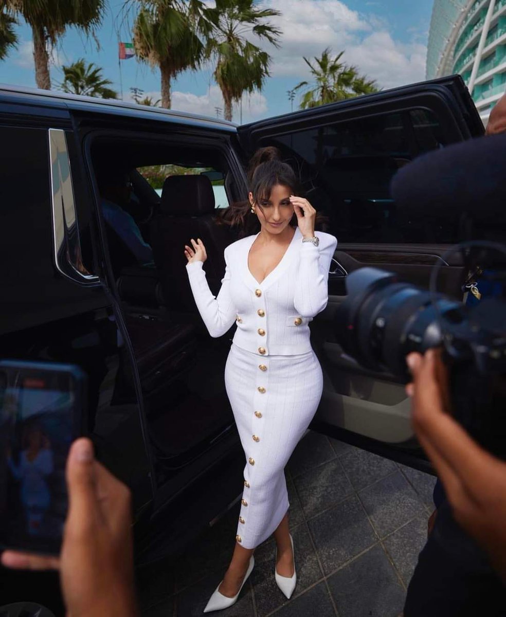 DainikBharat's tweet photo. In a white ensemble that exudes sophistication, #NoraFatehi captures hearts at the IIFA Awards.🔥🤍

#norafatehihot #iifaawards #whiteensemble #Bollywood https://t.co/6uPZ1zKfJf