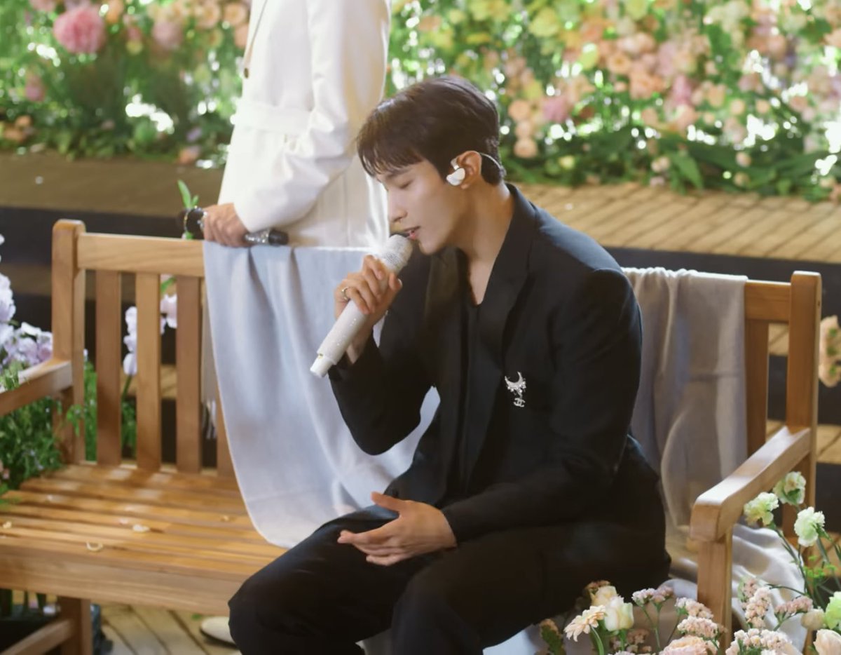 kyeomdaily's tweet photo. #도겸 april shower 🤍🖤 https://t.co/ZwKhsurUbw