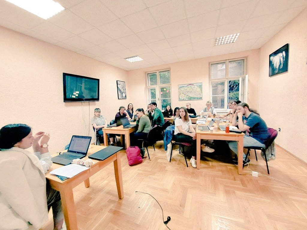 PCRCBiH's tweet photo. The second day of @BalkanDiskurs training has started with parallel sessions on #subjectiveatlas of 🇧🇦 &amp; journalistic forms!
#BalkanDiskurs #BDyouth #subjectiveeditions https://t.co/XajdEixnBM