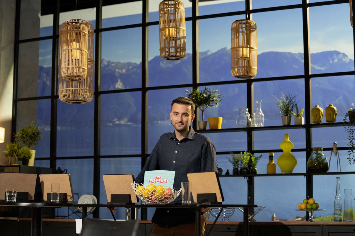 RadioTeleSuisse's tweet image. 🧐👀🕵️‍♂️#BelleSaison Retrouvez @Jonas_Schneiter à la présentation de "Tu bluffes!".
Animateur de l'émission, mais aussi investigateur, il questionne, avec les candidat·es, des personnes venues raconter leur histoire. L'objectif: démêler le vrai du faux.

📆Sa. 27.05⏰20:10📍#RTS1