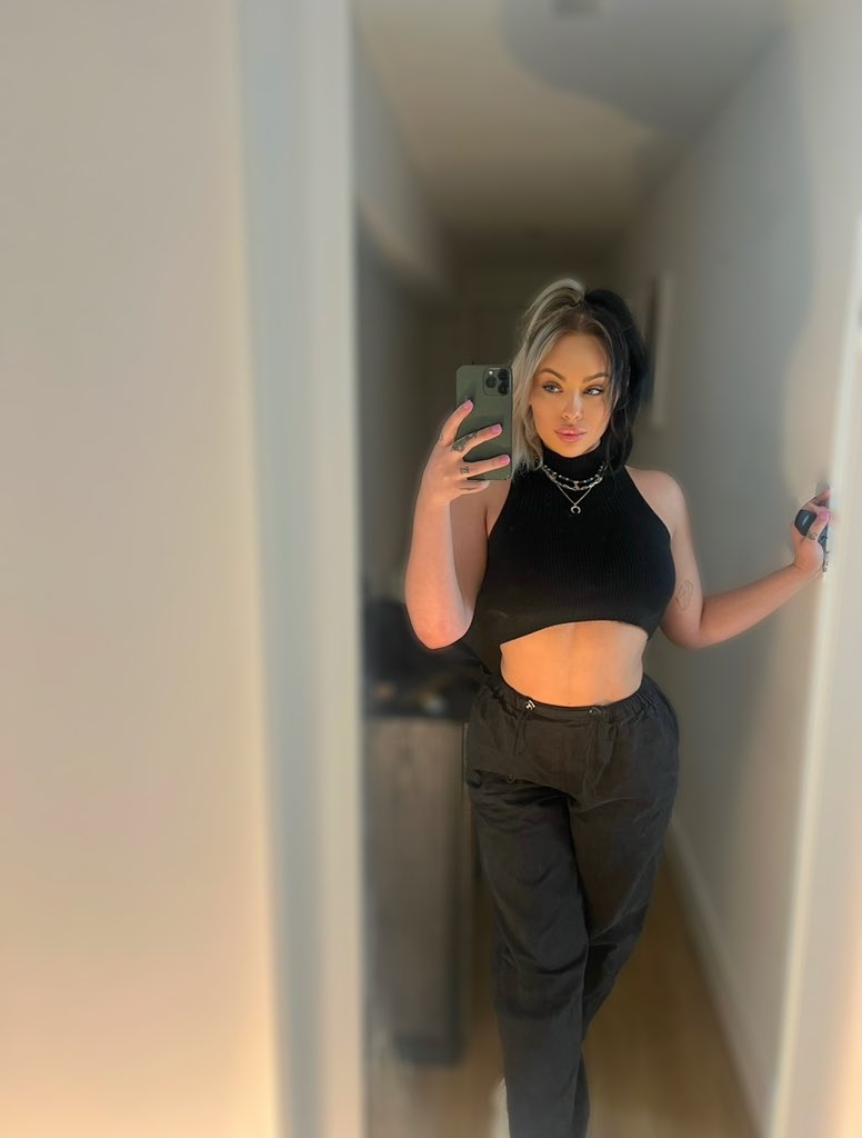 ☠️🧛‍♀️ willow sky | on Twitter: "I’ve turned my hoe page to FREE 🤤"