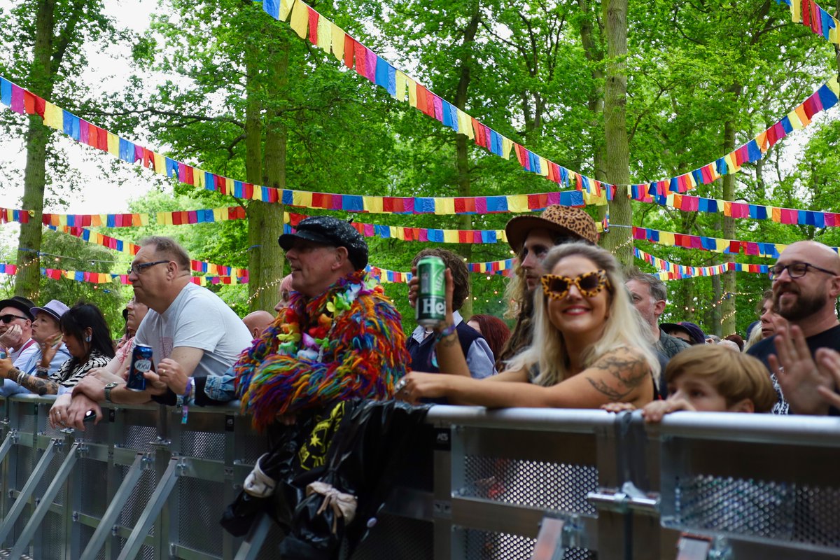 gourmetgigs's tweet photo. So @beardedtheory festival off to a great start last night - loved @iamheartworms powerful set on the Woodland stage #cattonhall #derbyshire https://t.co/oGVFYQjbLY