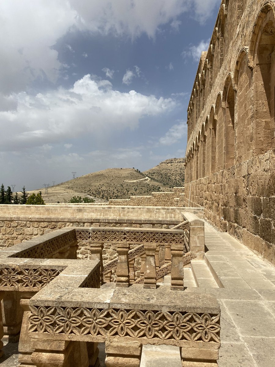 Mardin’den sorumlu Kültür Bakanı olmak istiyorum. 😁Yapılacak çok şey var. Böylesine bir zenginlik. Mesela Şahmeran ile ilgili eski şehirde (Artuklu) sadece bir ustanın minik dükkanı var. Kuyumcu ve şarap dükkanı haricinde tanıtımı yapılan hiç bir şey yok. Neden?