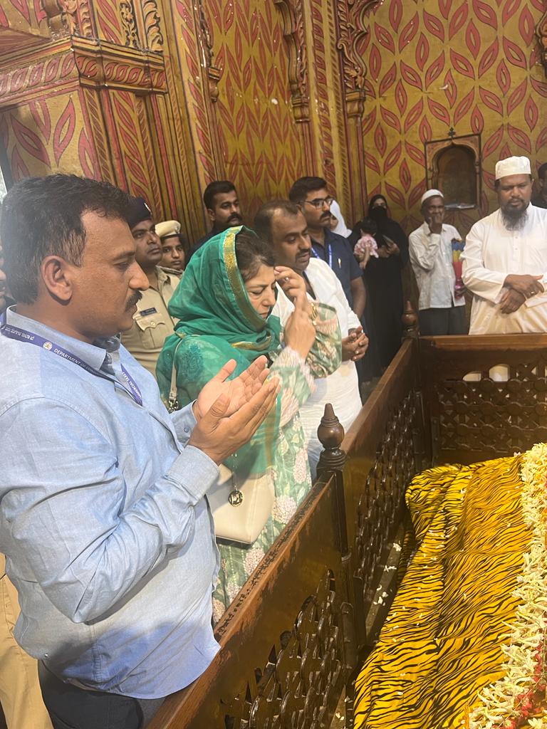Mehbooba Mufti visits Mazaar of Tipu Sultan, who slaughtered Hindus of Malabar, Kodagu & converted lakhs of them.

No wonder she doesn't wants peace and Kashmiri Hindus back in Kashmir.