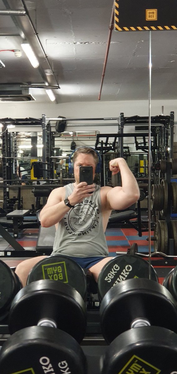 #Back and #arms day, well it is #sunsoutgunsout time 💪💪💪 do I have #bigbiceps yet? 🤣 #gymbox #gymboxbank #bodybuilding #muscles #biggerisbetter #gethuge #FlexFriday #biceps #pumped #teamletsgethuge #TeamVikingMuscle