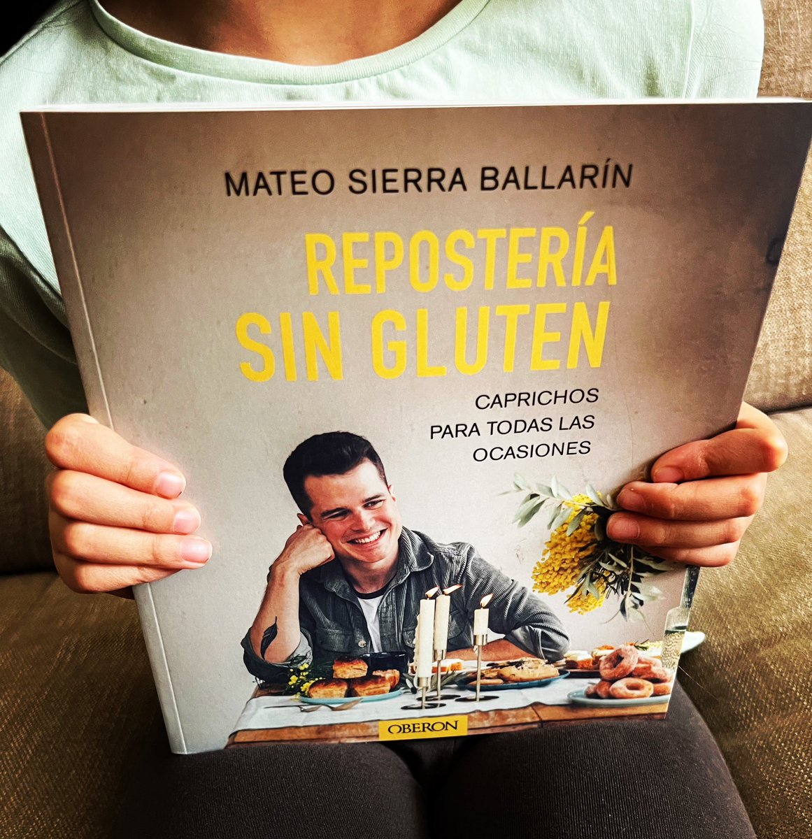 Estas manitas que sostienen el nuevo libro de <a href="/MateoSierra93/">Mateo Sierra</a> y la que suscribe, estamos emocionadas
Muy fans de la #reposteria #singluten libro muy recomendable para los que queráis iniciaros, recetas muy bien explicadas y fotos preciosas. 
Enhorabuena Mateo!!!
🥞🥨🧇🍰🧁🥧🍪🍩