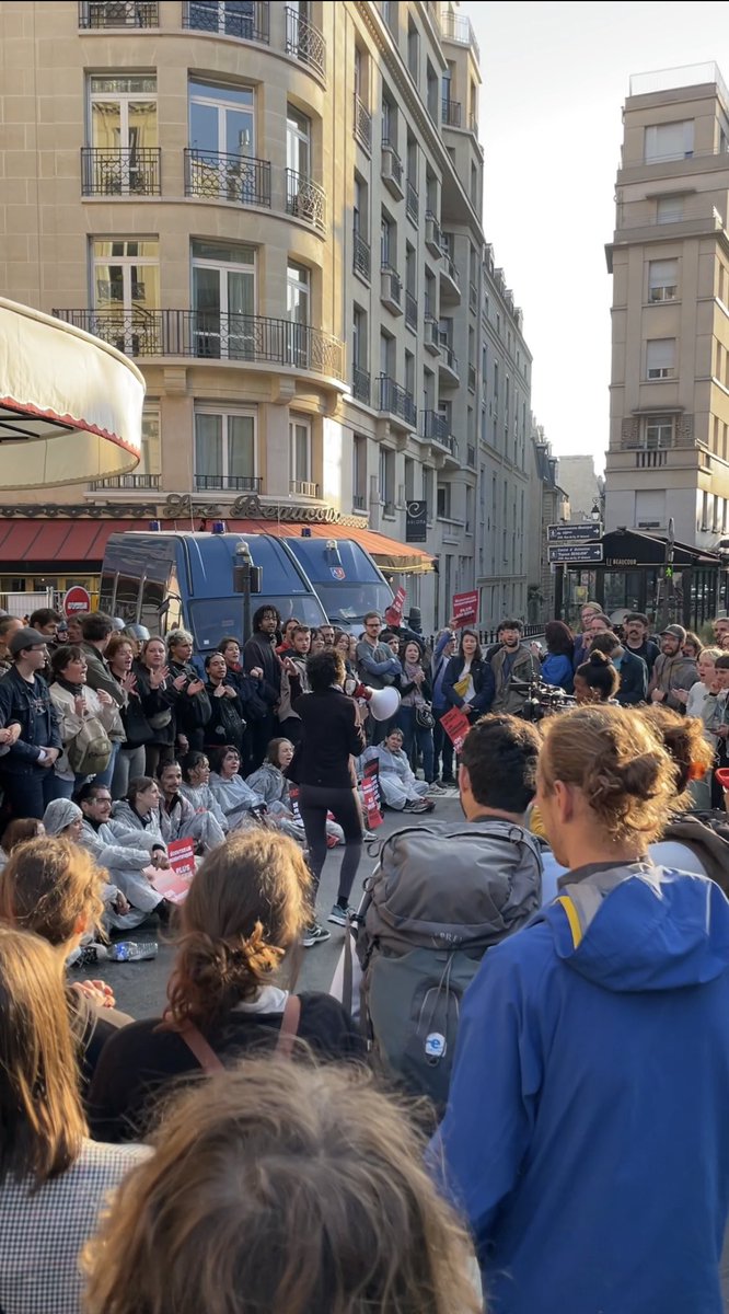 En direct de Paris - Action 🚨
Blocage de l’AG de <a href="/TotalEnergies/">TotalEnergies</a> 
Nous demandons aux actionnaires de NE PAS LÉGITIMER les projets mortifères de Total.