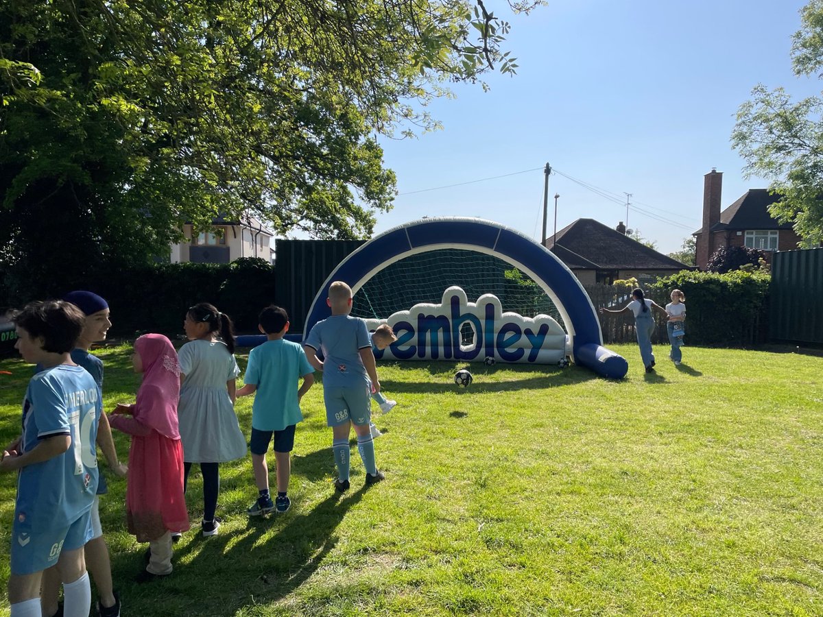 It was lovely to see so many excited Coventry City fans arriving at school today 🤩🥳🥰 @FreeRadio @jdfreeradio were interviewing children and staff, please listen out for our interviews 🎤 @Coventry_City  #FreeRadio #PUSB