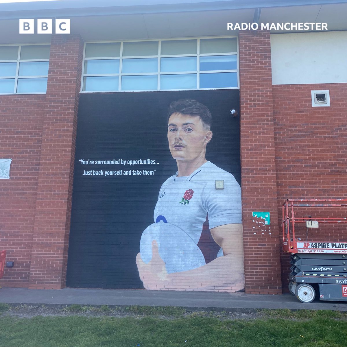 A mural of <a href="/SaleSharksRugby/">Sale Sharks 🦈</a> player Raffie Quirke has been finished by @Akse_P19 at his old school <a href="/St_Johns_RC/">St John's RC Primary</a> 🏉

The team are hoping to be crowned champions in their first premiership final for 17 years this weekend. 

🎧bbc.in/manclistenlive <a href="/BBCRadioManc/">BBC Manchester</a>