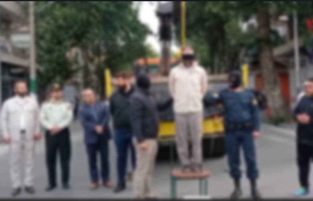 جان آدمی محترم است،گرفتن جان هم حرمت دارد. اگر بنا به مصالحی،جانی را باید گرفت، دقت و احتیاط در جزئیات آن هم مهم است. استفاده از شیوه‌های بدوی اعدام، نشانه بی‌اهمیتی جان آدمیان است؛نمایش رسانه‌ای بی‌ملاحظه آن هم، بازدارندگی ایجاد نمی‌کند.
تصویر اعدام روز گذشته، در میدانی در مراغه
