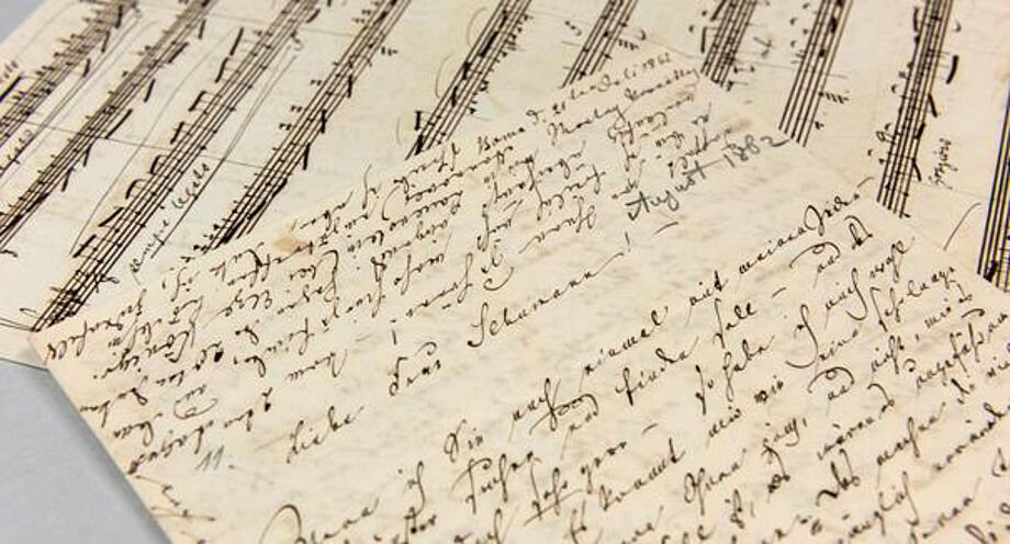 Analog oder digital? Die Abteilung #Musik und #AV-Medien der <a href="/SLUBdresden/">SLUB Dresden</a> bietet Forschungsstipendien zu ihrer großen Quellensammlung aber auch zu ihren Datenkorpora! Lust für 6-18 Monate in ein neues Thema einzusteigen? Wir freuen uns auf Ihre Ideen slub-dresden.de/ueber-uns/fors…