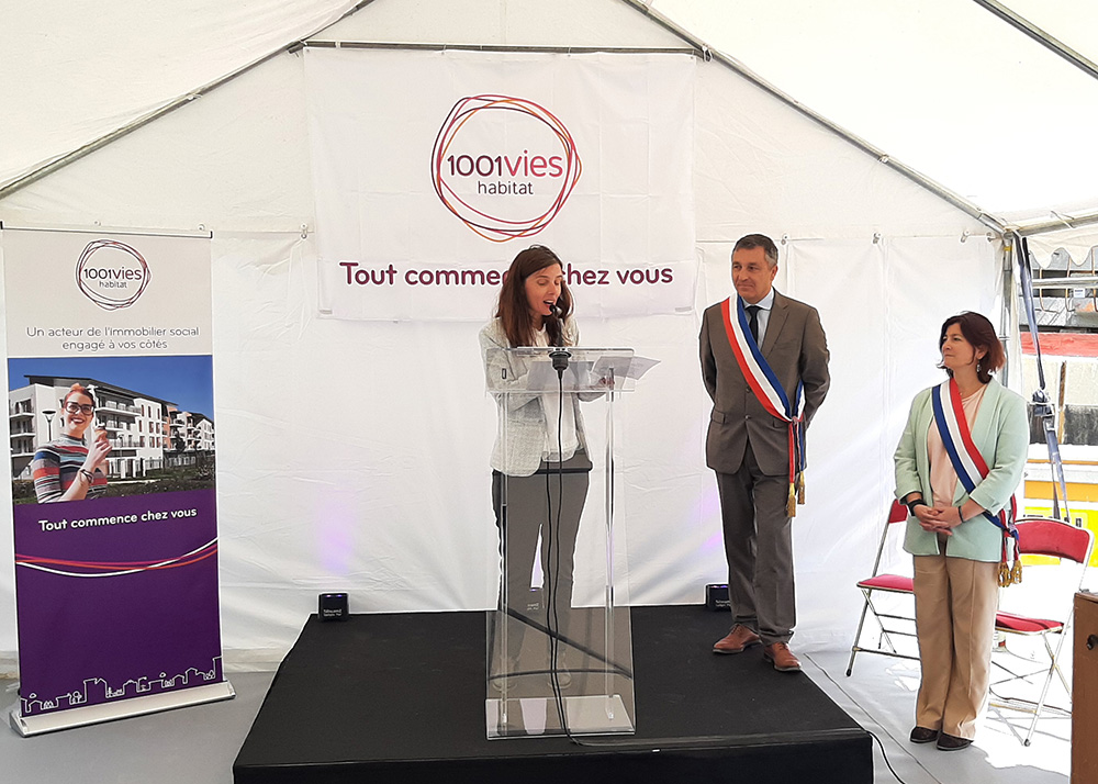 1001ViesHabitat's tweet photo. #1001Projets ┃ #1001ViesHabitat renforce sa présence à la Frette-sur-Seine (95) ! Zoom sur la 1ère pierre de la résidence François Desnoyer➡ Au programme : 45 logements sociaux #PMR, esprit village et espaces verts ! Livraison prévue pour l'été 2024. 👉 https://t.co/6xqC32JyU2 https://t.co/8nI1hIRweU