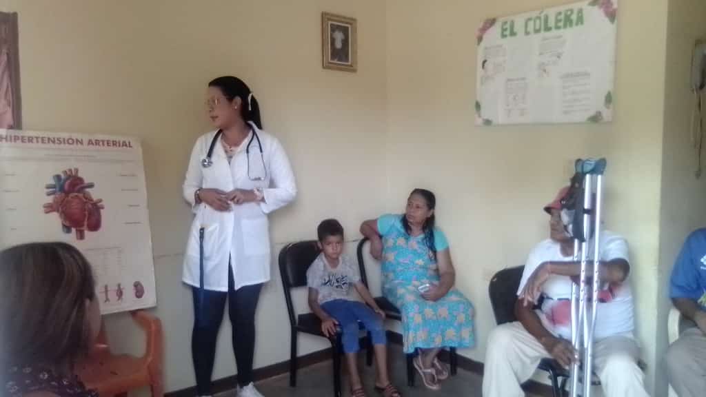 El estrés, una alimentación inadecuada y  sedentarismo sin alguno de los factores que pueden provocar hipertensión arterial.
Asiste al CDI más cercano y mide tus niveles de tensión.
Imagen:  Charla sobre HTA en el CPT2 Buena Vista 2, en el sector Buena Vista 2, Altagracia.