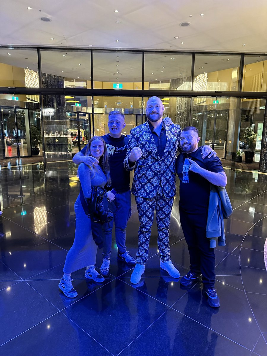 J_scur__'s tweet photo. Great bumping into the big fella the other night after Parker vs Django👊🏻 https://t.co/ivgQXjf17G