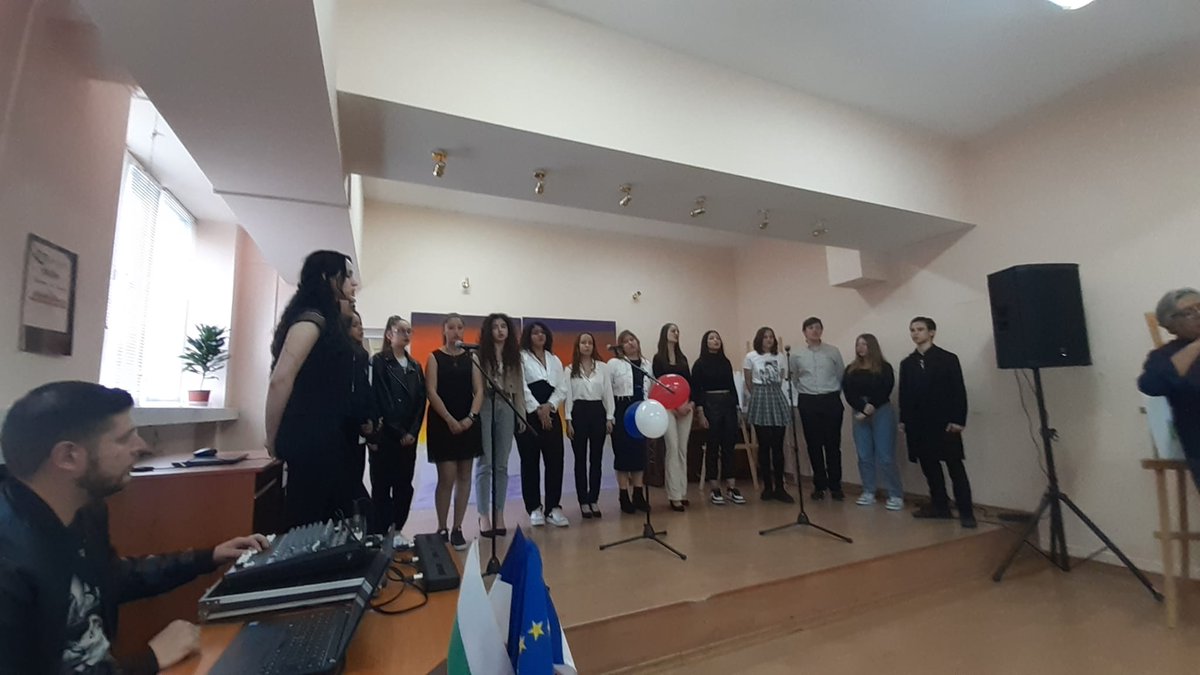 IFBulgarie's tweet photo. Première visite de l´ambassadeur de France au lycée de bilingue de langues romanes G. Rakovski à Bourags. Accueil chaleureux et enthousiaste des enseignants de français et des élèves. @France_Bulgarie https://t.co/2kS5fUSx5W