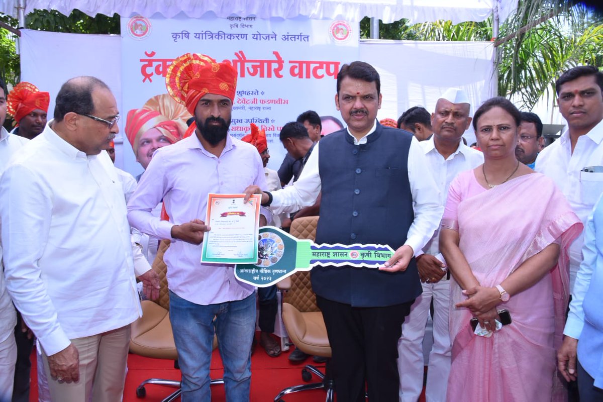 Rajale_Monica's tweet photo. आज अहमदनगर येथे कृषी यांत्रिकीकरण व अन्य योजनांतर्गत उपमुख्यमंत्री मा.ना.श्री.देवेंद्र फडणवीस साहेब यांच्या हस्ते शेतकरी बांधवांना ट्रॅक्टर, औजारे, इतर लाभ वाटप करण्यात आले.
यावेळी महसूल मंत्री मा.ना.श्री. राधाकृष्ण विखे पाटील, आ. रामजी शिंदे साहेब, जिल्हा बँकेचे अध्यक्ष श्री. शिवाजीराव कर्डिले पाटील यांच्यासह पदाधिकारी, कार्यकर्ते व शेतकरी बांधव उपस्थित होते.
@Dev_Fadnavis
@RVikhePatil
@RamShindeMLA
#Ahmednagar #Farmers #maharashtra #DevendraFadnavis