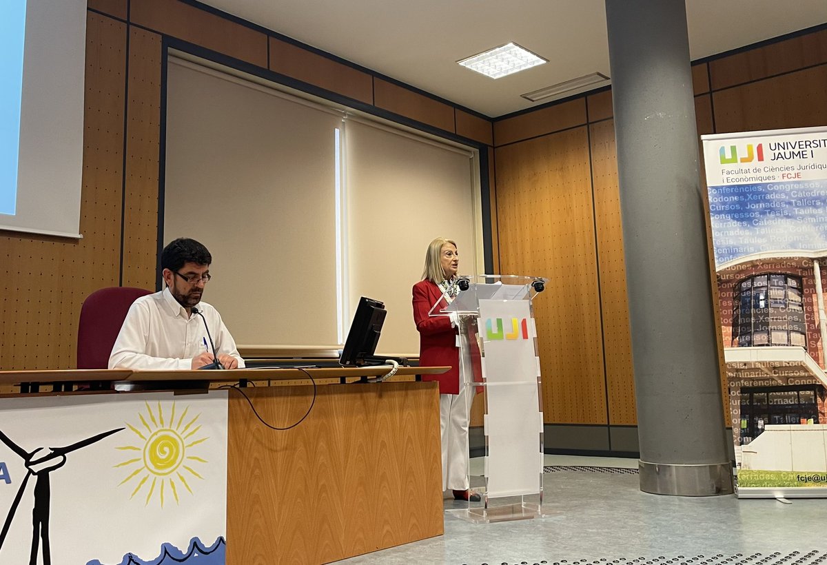 comite_economic's tweet photo. El vicepresidente del #CESCV, @DaniPatinoCCOO, presenta a María Teresa Campí, Catedrática de Economía @UABBarcelona, que hablará sobre “El problema de la pobreza energética en el marco de la transición”, en el marco del XVIII Congreso de #AEEE celebrado en la @UJIuniversitat https://t.co/LoRTyVRxJ9