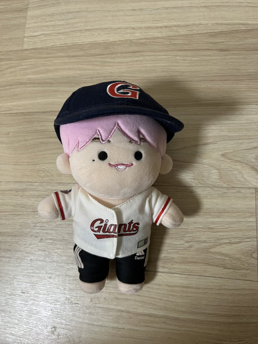 whk890216's tweet photo. 강다니엘인형 팝니다
롯데자이언츠 유니폼,모자입구잇어요
만원 배송비3천원 https://t.co/bJwB2Obhwa
