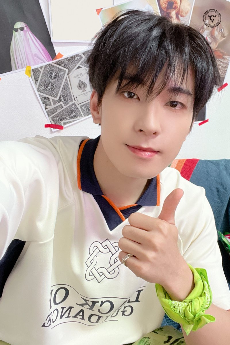 wwlake's tweet photo. 8주년 기념 셀피 원우💐 https://t.co/ZQGx4yca47