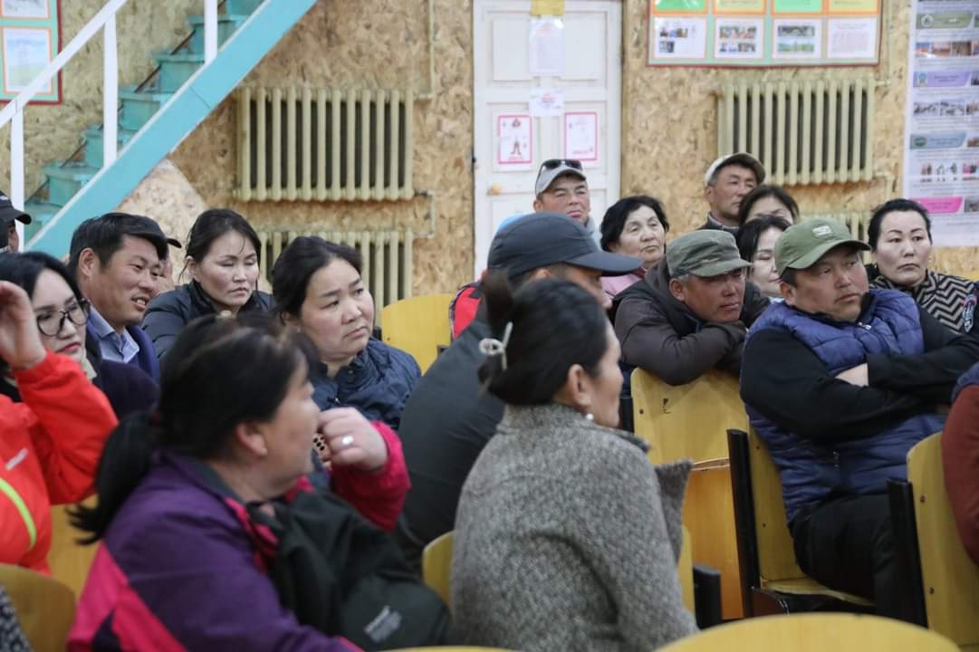 Хөвсгөлийн Цагаан үүр суманд Даваасүрэн уулзалт хийх гэсэн хүн ирээгүй гэнэ. Арай чүү 10-аад хүн цуглуулжээ. Өмнө нь 100, 100-раа ирдэг байж. Ард түмэн хэн нь хулгайч гэдгийг ялгадаг болжээ...