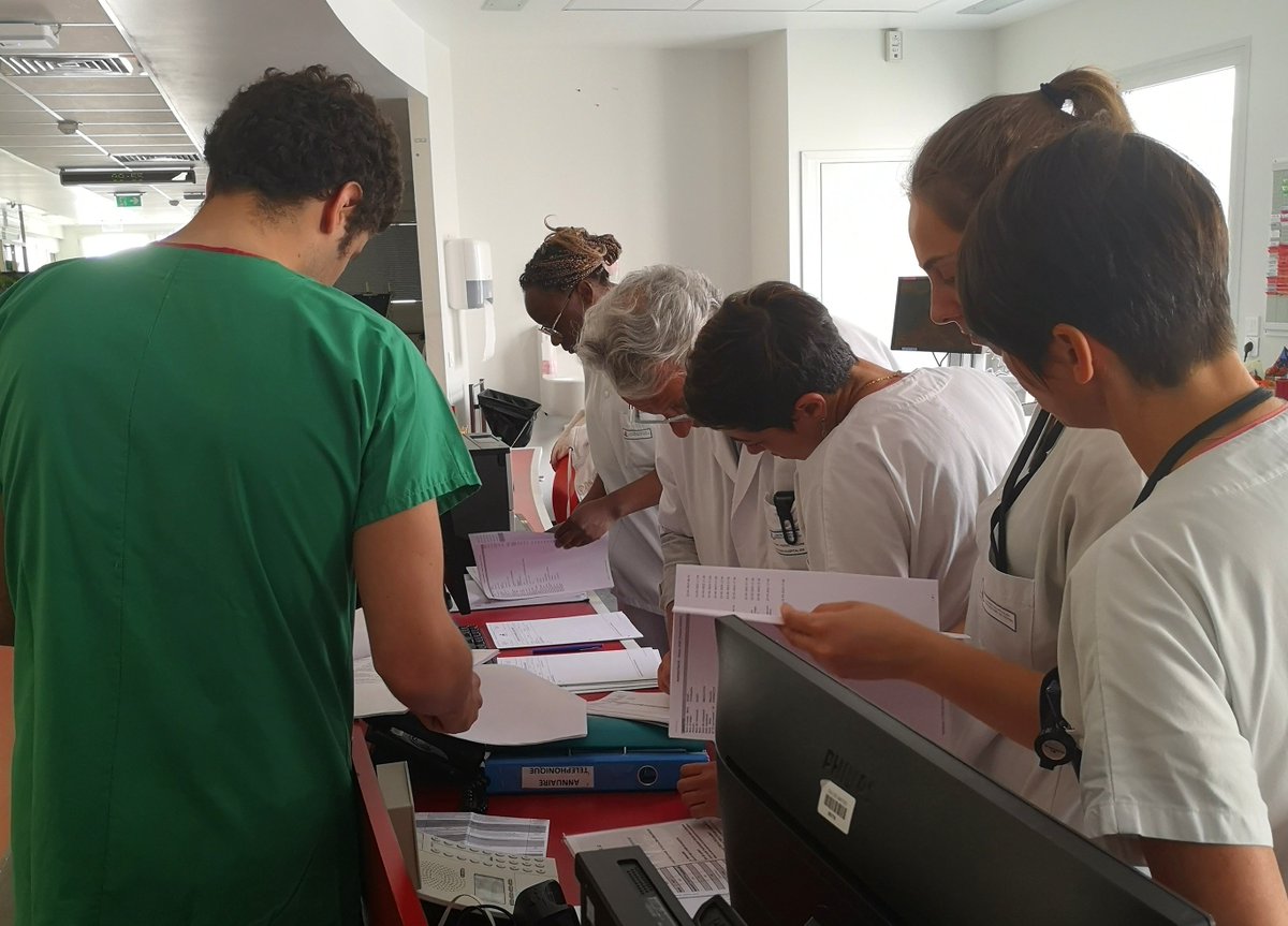 CHUnantes's tweet photo. Retour en images sur l'exercice de panne informatique en réanimation chirurgicale 💻🔌.

Retour aux stylos et prescriptions manuelles. Notre priorité : garantir  la continuité des soins. 

Cohésion d'équipe et communication essentielles. 💪 https://t.co/ybG3Bl8ECt