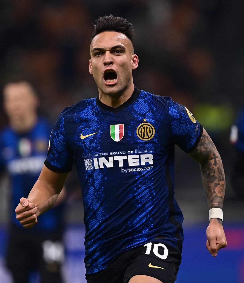 Inter's tweet photo. Quel giorno abbiamo alzato un trofeo 🏆
#InterFans, di quale finale stiamo parlando?

#Forzalnter #LM100 https://t.co/RkY3PoFrck