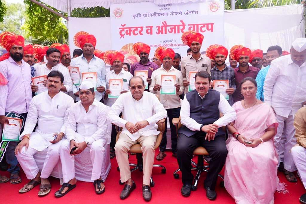 Rajale_Monica's tweet photo. आज अहमदनगर येथे कृषी यांत्रिकीकरण व अन्य योजनांतर्गत उपमुख्यमंत्री मा.ना.श्री.देवेंद्र फडणवीस साहेब यांच्या हस्ते शेतकरी बांधवांना ट्रॅक्टर, औजारे, इतर लाभ वाटप करण्यात आले.
यावेळी महसूल मंत्री मा.ना.श्री. राधाकृष्ण विखे पाटील, आ. रामजी शिंदे साहेब, जिल्हा बँकेचे अध्यक्ष श्री. शिवाजीराव कर्डिले पाटील यांच्यासह पदाधिकारी, कार्यकर्ते व शेतकरी बांधव उपस्थित होते.
@Dev_Fadnavis
@RVikhePatil
@RamShindeMLA
#Ahmednagar #Farmers #maharashtra #DevendraFadnavis