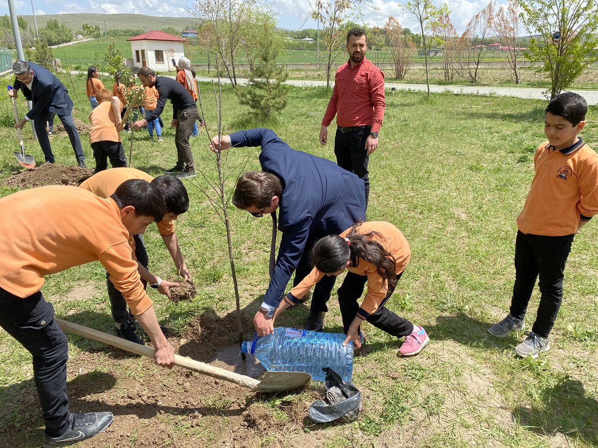 TslcyKaymakamlk's tweet photo. Kaymakamımız Adem TOPACA,  “Çevreme Duyarlıyım Değerlerime Sahip Çıkıyorum” projesi kapsamında Nurali Turan Ortaokulunda düzenlenen fidan  dikme etkinliğine katılarak öğrencilerle beraber meyve fidanı diktiler. https://t.co/mORZF3LSRx