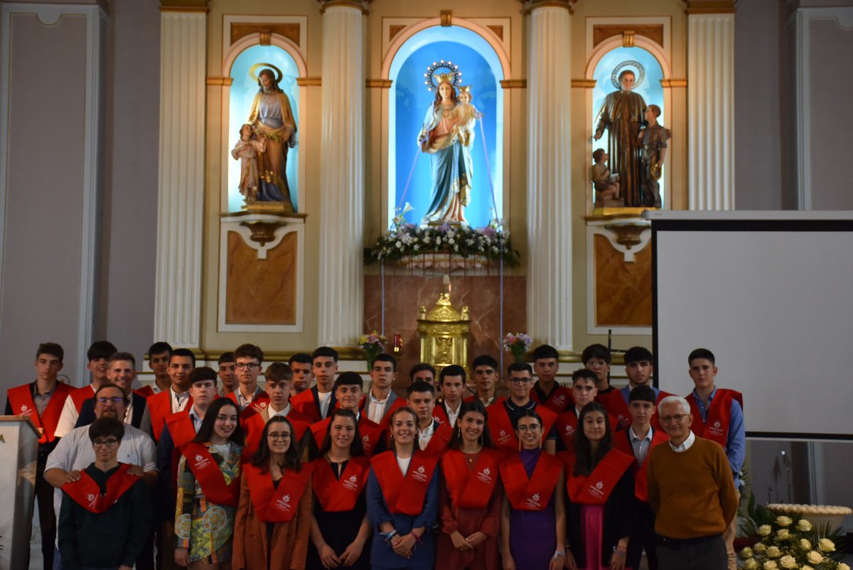 Salesarevalo's tweet photo. Ayer celebramos el final de una etapa, damos gracias por una vida académica terminada. Felicidades a los alumnos de 4º ESO que se graduaron. 👨‍🎓 👩‍🎓❤️#AbrimosCaminos #salesianosarevalo https://t.co/d0e7MNGrni