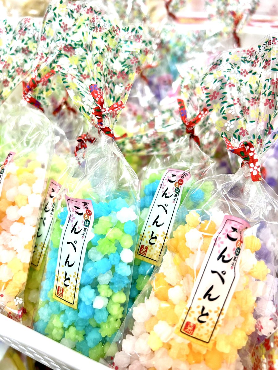 aod_niigata's tweet photo. 京都物産展はとにかくカラフル🌈

好評開催中ですd('∀'*)

#京都物産展 #お菓子 https://t.co/xGzgTgTTVo