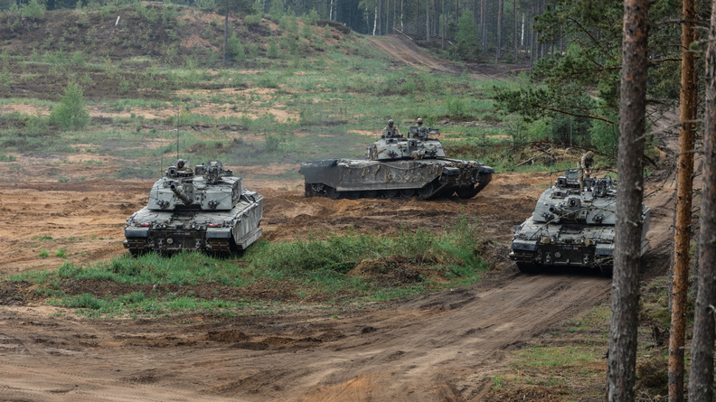 MoD_Estonia's tweet image. Live fire exercise at EX #SpringStorm in 🇪🇪 #Estonia with @Kaitsevagi and 🇬🇧🇫🇷🇺🇸 Allies. In the current security environment, @NATO has to be ready to defend every inch of its territory. #WeAreNATO #StrongerTogether