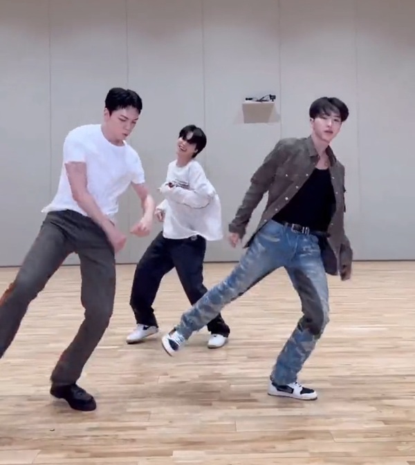pjmout_'s tweet photo. 박지민 세븐틴손오공 챌린지에서 또 박자 틀림  본업을 잘하던가 재밌기라도하던가 잘생기기라도 하던가 이렇게까지 다 구릴수가 https://t.co/fPI2nWOkMK