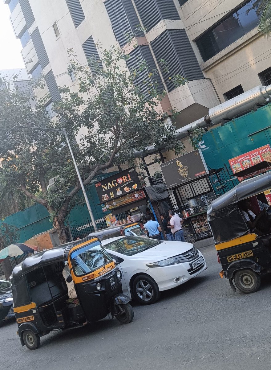 Illegal stalls run without licence openly. @ opp evershine mall, chincholi link road, Malad west. BMC COMMISSIONER what is the use of extending roads when BMC @mybmcWardPN ward officers are ignoring these illegal stalls? @IqbalSinghChah2 @mybmc @CMOMaharashtra @AslamShaikh_MLA
