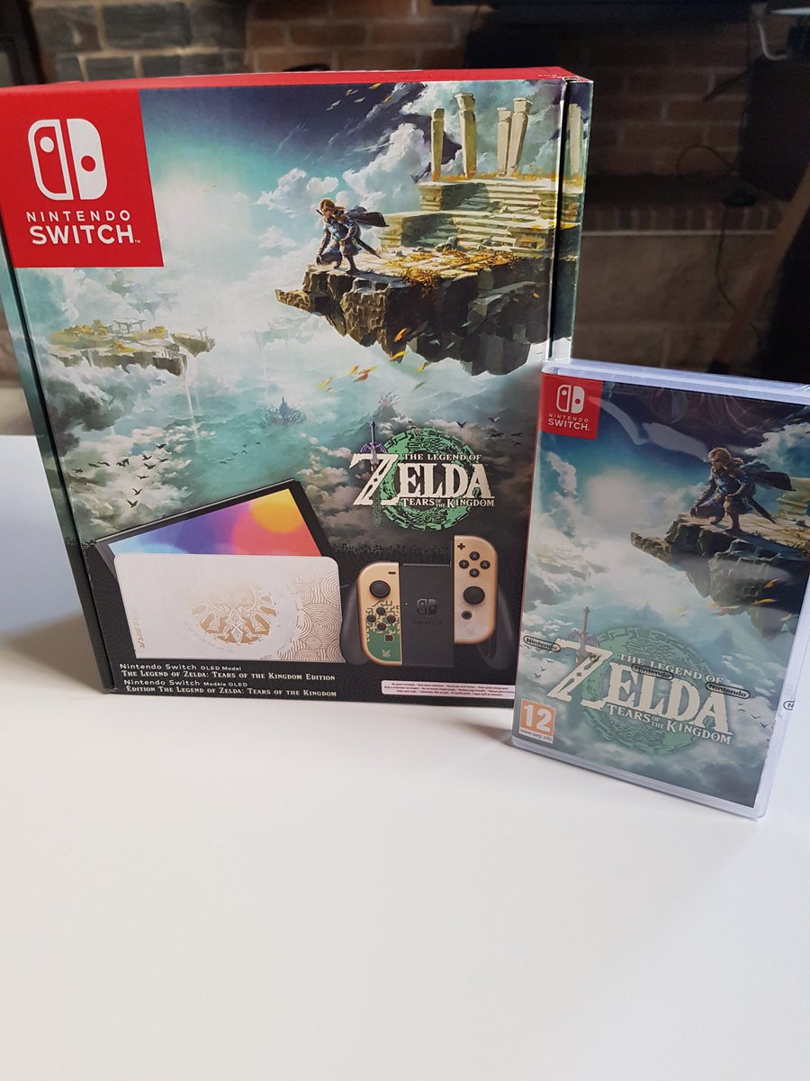 LedienThomas's tweet photo. Un grand merci à @Cdrik_Ruiz et @francebleu pour ce magnifique cadeau ! J'ai hâte de partir à l'exploration ! 😁🗡👍 https://t.co/C4GYPoEET9