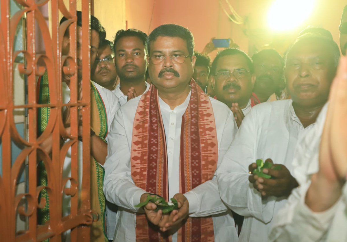 dpradhanbjp's tweet photo. ଅନୁଗୋଳ ଜିଲ୍ଲା ଆଠମଲ୍ଲିକର ଅଧିଷ୍ଠାତ୍ରୀ ଦେବୀ ମାଆ ମାହେଶ୍ୱରୀଙ୍କ ମନ୍ଦିରରେ ଦର୍ଶନ କରିବାର ସୌଭାଗ୍ୟ ପ୍ରାପ୍ତ ହେଲା । ମା'ଙ୍କ ନିକଟରେ ଜଗତର କଲ୍ୟାଣ ପାଇଁ ପ୍ରାର୍ଥନା କରୁଛି  । https://t.co/etm4lbEiNU