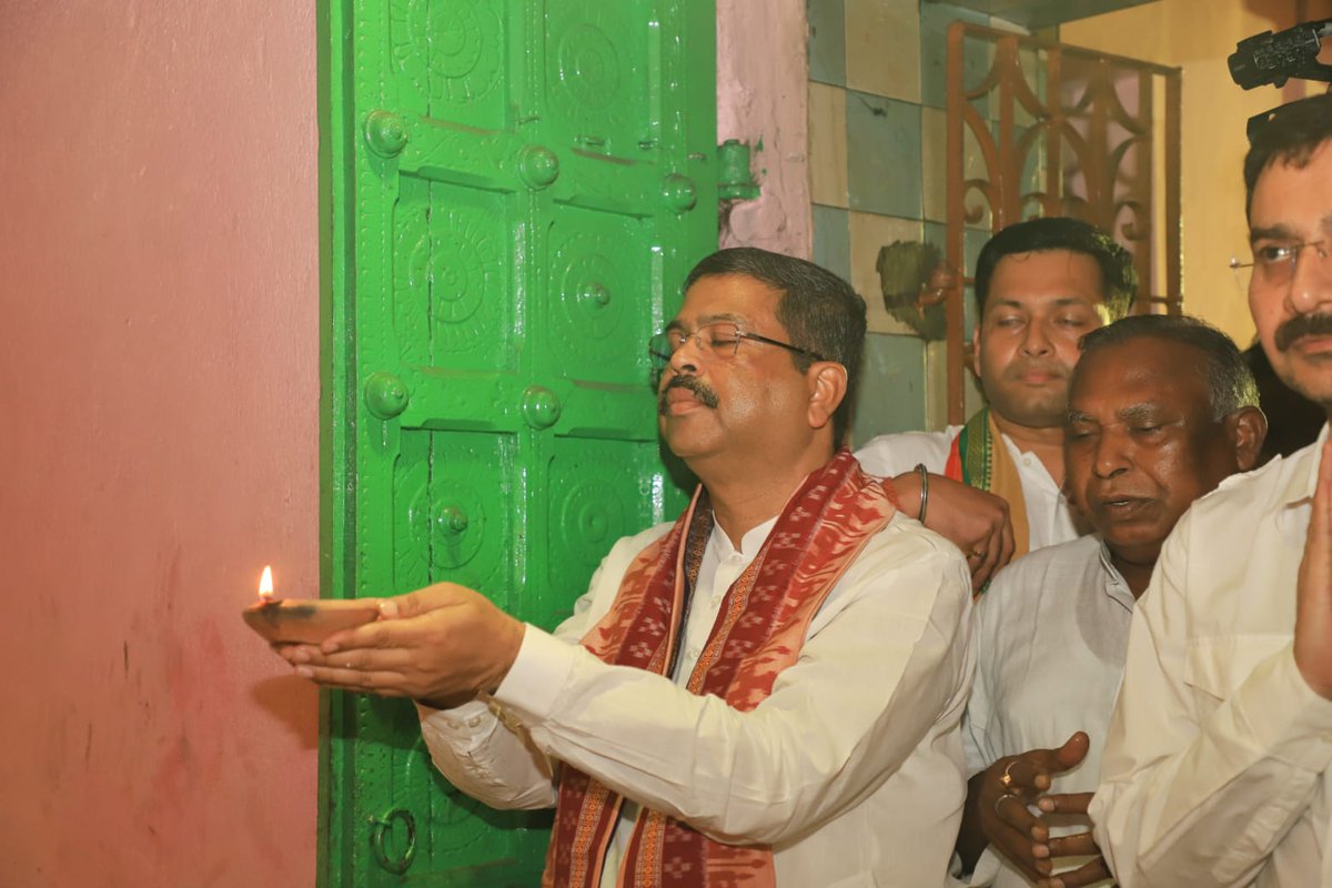 dpradhanbjp's tweet photo. ଅନୁଗୋଳ ଜିଲ୍ଲା ଆଠମଲ୍ଲିକର ଅଧିଷ୍ଠାତ୍ରୀ ଦେବୀ ମାଆ ମାହେଶ୍ୱରୀଙ୍କ ମନ୍ଦିରରେ ଦର୍ଶନ କରିବାର ସୌଭାଗ୍ୟ ପ୍ରାପ୍ତ ହେଲା । ମା'ଙ୍କ ନିକଟରେ ଜଗତର କଲ୍ୟାଣ ପାଇଁ ପ୍ରାର୍ଥନା କରୁଛି  । https://t.co/etm4lbEiNU