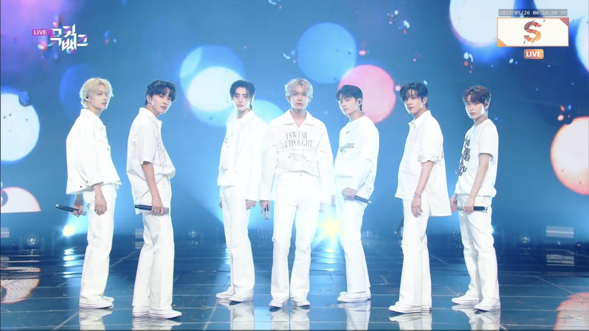 enhypenupdates's tweet photo. OH MY OH MY GOD! ENHYPEN never ceases to amaze us with their 'Bite Me' and 'Bills' performance and we're just 2 music shows in for this comeback. 🤩

Are your brave hearts ready for more stages to come? ❤️‍🔥

VAMPIRES ON MUSIC BANK 
#ENHYPENonMUBANK #DARKBLOOD #BiteMe #ENHYPEN @ENHYPEN_members @ENHYPEN