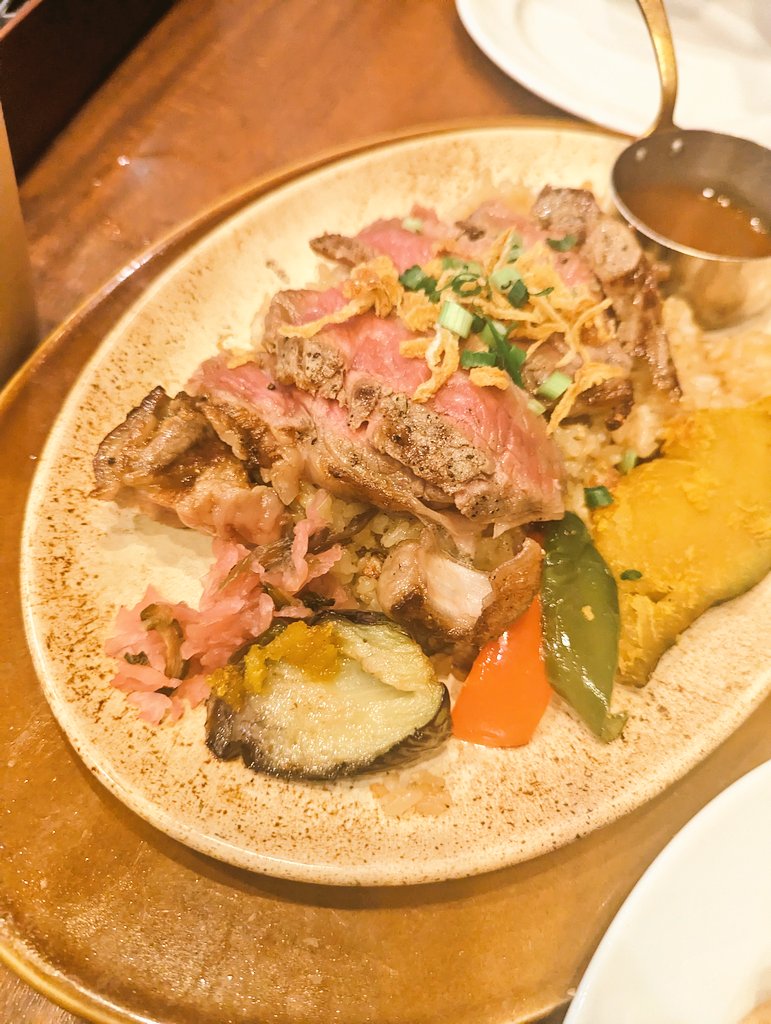 ファミレスで原稿しつつ豪遊🥰ひゅーーーーー！ https://t.co/pGWmOAHruy