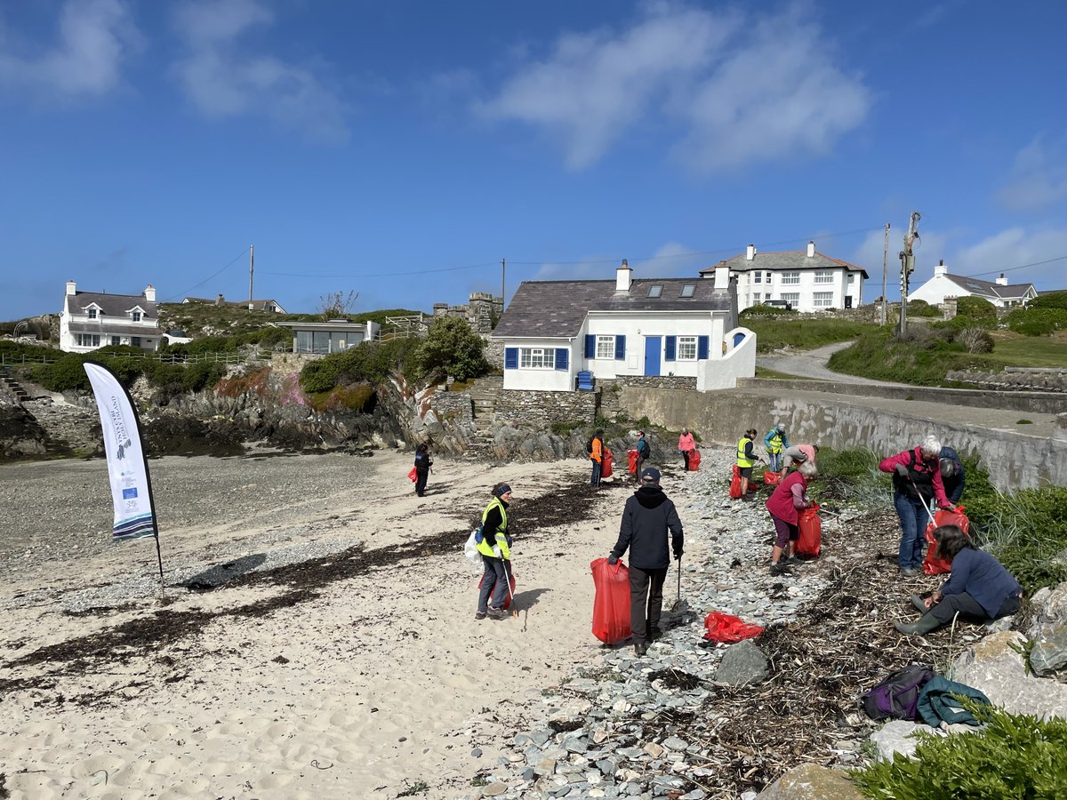 With our wonderful volunteers, and in partnership with Anglesey AONB, @Keep_Wales_Tidy, Friends of Anglesey Coastal Path, @NWPolice and @NatResWales, 13 bags of plastic rubbish were collected yesterday at Rhoscolyn. Thank you all!
@angleseycouncil @HeritageFundUK @sascampaigns