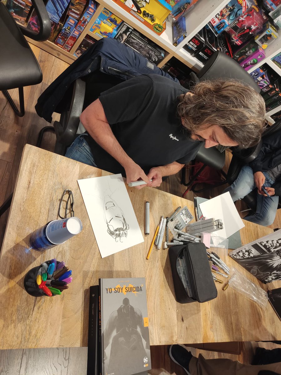eccediciones's tweet photo. ¡Buenos días! Os dejamos una muestra de la sesión de firmas de @mikeljanin celebrada ayer en ECC Cómics Alicante. El dibujante estrella de DC visitó nuestra tienda y dedicó ejemplares de la edición #ECCFOCUS de #Batman: Yo soy suicida: https://t.co/DchljZG0b8 https://t.co/UVmlEh6iX7