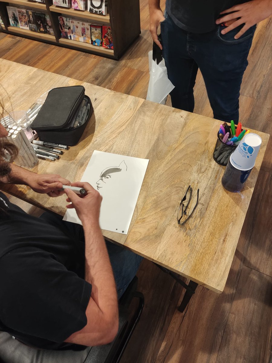 eccediciones's tweet photo. ¡Buenos días! Os dejamos una muestra de la sesión de firmas de @mikeljanin celebrada ayer en ECC Cómics Alicante. El dibujante estrella de DC visitó nuestra tienda y dedicó ejemplares de la edición #ECCFOCUS de #Batman: Yo soy suicida: https://t.co/DchljZG0b8 https://t.co/UVmlEh6iX7