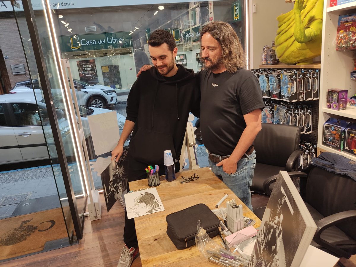 eccediciones's tweet photo. ¡Buenos días! Os dejamos una muestra de la sesión de firmas de @mikeljanin celebrada ayer en ECC Cómics Alicante. El dibujante estrella de DC visitó nuestra tienda y dedicó ejemplares de la edición #ECCFOCUS de #Batman: Yo soy suicida: https://t.co/DchljZG0b8 https://t.co/UVmlEh6iX7