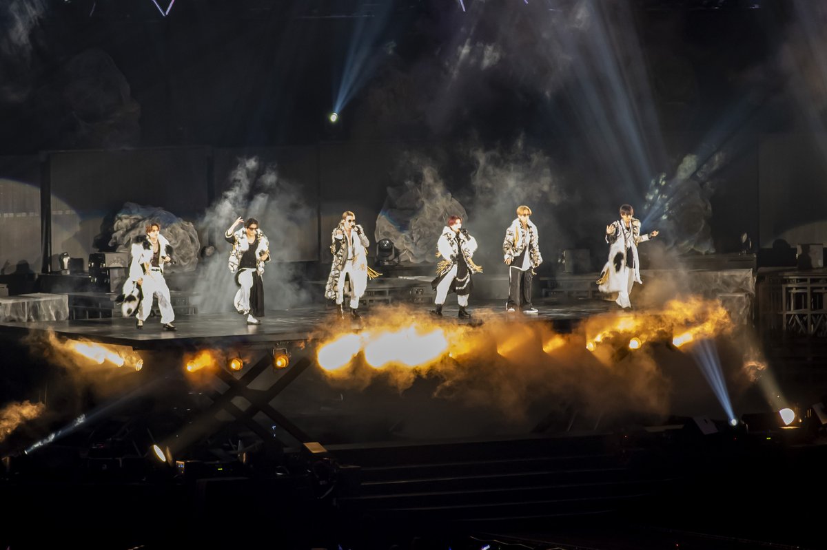 Old_HelloWorld's tweet photo. "#SixTONES' undeniable talent, unshakeable vision, and unique charm have earned them a solid place at Tokyo Dome...but what led them there are the fans they lovingly refer to as Team SixTONES."

#JohnnysUpClose 

🗞️Read more @BandwagonAsia! 
https://t.co/wW3K9zlz4y https://t.co/CuprBJ0dKd