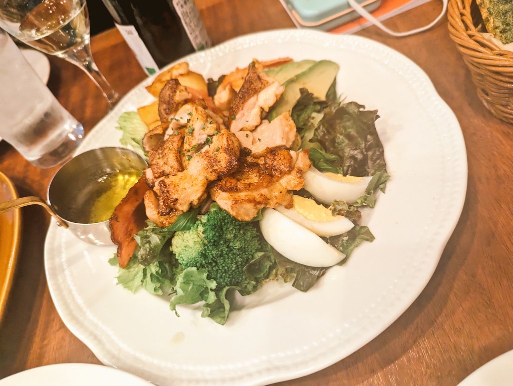 ファミレスで原稿しつつ豪遊🥰ひゅーーーーー！ https://t.co/pGWmOAHruy